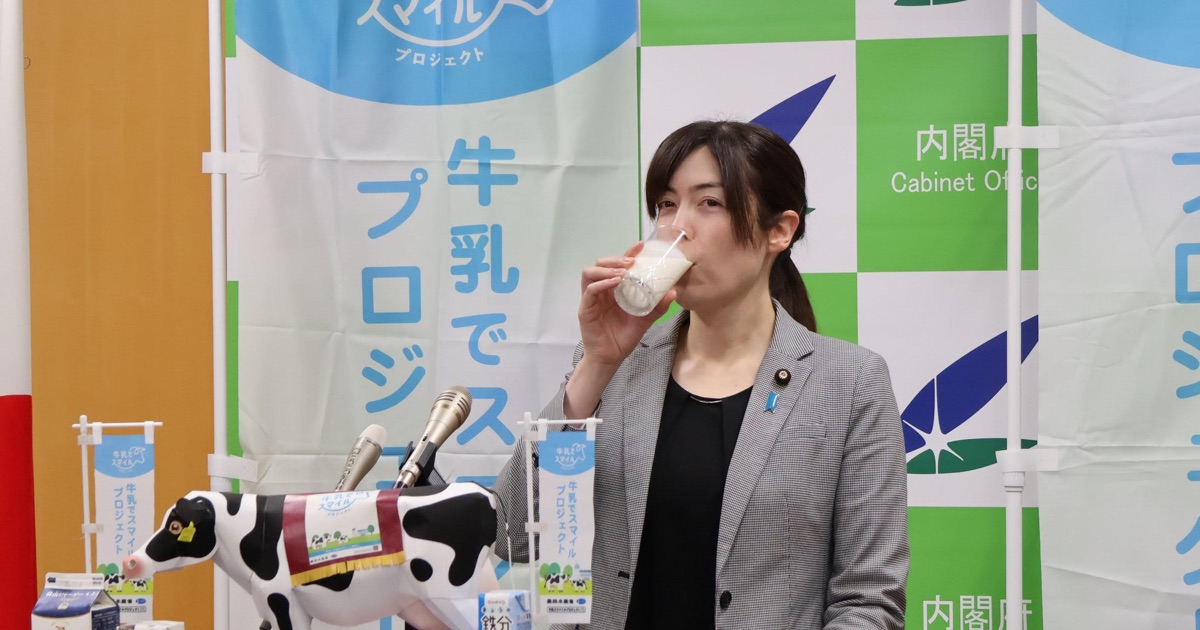 小野田内閣府特命担当大臣が記者会見で牛乳の需要喚起を呼びかけ