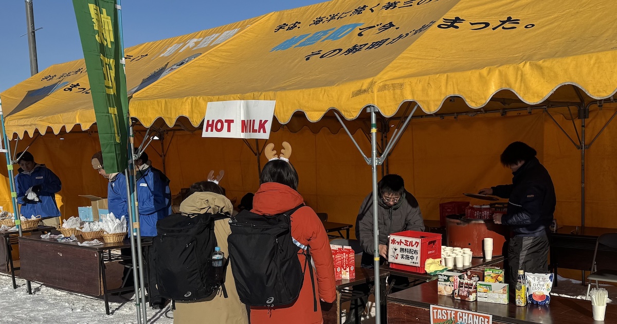 トナカイと触れ合える「トナカイホワイトフェスタ2025」でホットミルクを来場者に提供