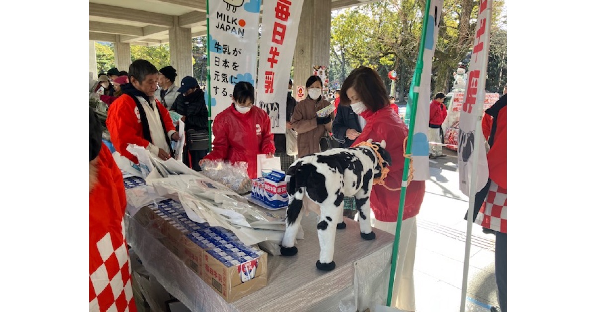 「JAならけんうまいもん回廊市」で牛乳を配布する