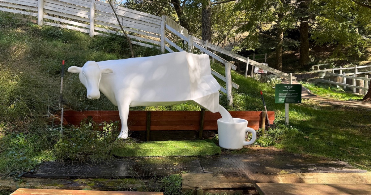 神戸・六甲山牧場モーモーエリアにて立体アート作品「うしミルク」を展示中！