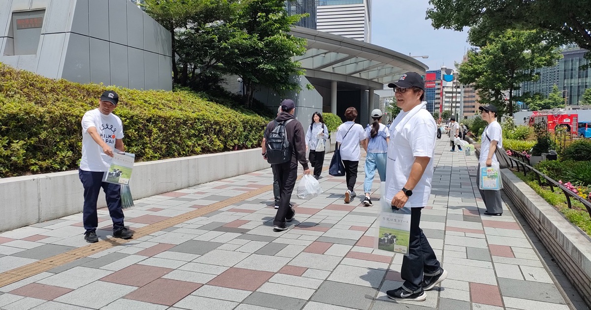 牛乳月間を記念して名古屋駅前でミルメークを配布します
