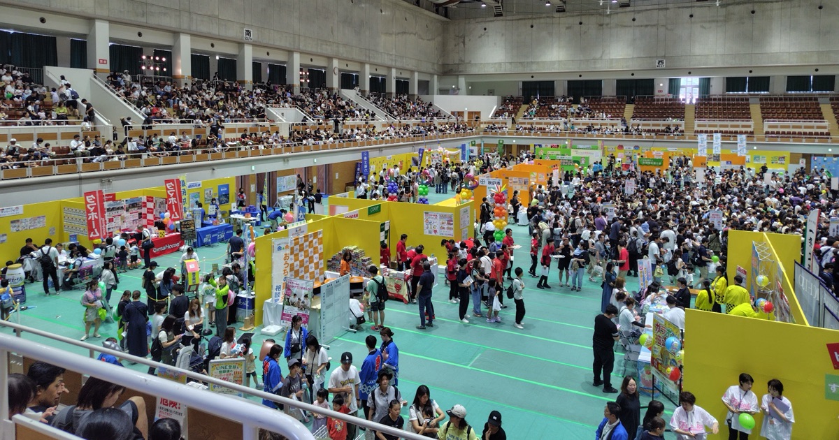 秋田県牛乳普及協会が子育て応援イベントで体験ブースを出展し親子に牛乳をPR