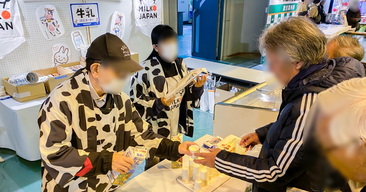 秋田県内の種苗イベントで牛乳試飲・チーズ試食販売・骨強度チェックを実施
